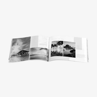 Buch, farbig bedruckt, aufgeschlagen 