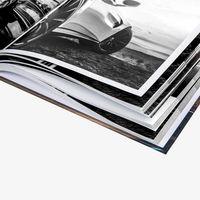 Buch, farbig bedruckt, details, aufgeschlagen