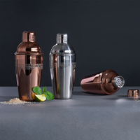Cocktailshaker in Kupfferoptik und Edelstahl in Szene gesetzt