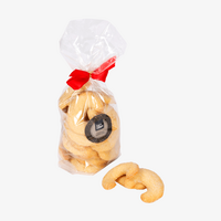 Confiserie-Vanillekipferl in Folienverpackung, leicht seitlich gedreht