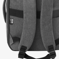 Doppelfunktionsrucksack aus RPET, Detail Rückseite mit Koffergurt