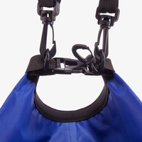 Drybag wasserdicht mit Karabinerhaken 10 l blau Detail Verschluss