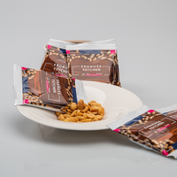 Erdnüsse, farbig bedruckt, Nüsse in Teller