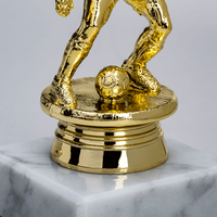 Figurenpokal Fußball GOLD auf Sockelschild, stehend