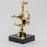 Figurenpokal Fußballspieler auf Sockel, Gold, stehend