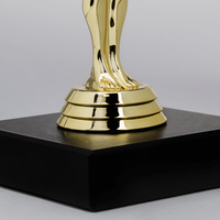 Figurenpokal Hero mittel auf Sockel, Gold, stehend