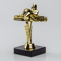 Figurenpokal Kart auf Sockel, Gold, sthend