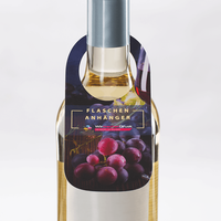 Flaschenanhänger, farbig bedruckt, hängend an Flasche
