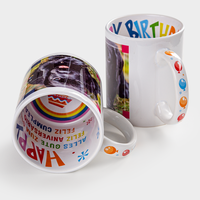 Zwei Geburtstagstassen, eine liegend eine stehend