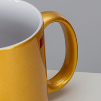 Henkelansicht der Fototasse gold-metallic, Innenseite weiß, Außenseite und Henkel gold-metallic, mit brillantem Druck