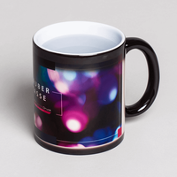 Fototasse MAGIC, Tasse schwarz, Motiv wird sichtbar, Seitenansicht, aufgefüllte Tasse mit kochender Flüssigkeit