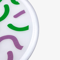 Detaiaufnahme Rand weißes bedrucktes Frisbee