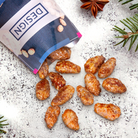 Mandeln aus Folienverpackung geschüttet mit Deko