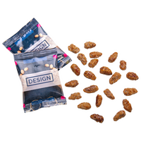 Mandel liegend neben Verpackung