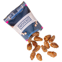 Mandeln aus Folienverpackung geschüttet