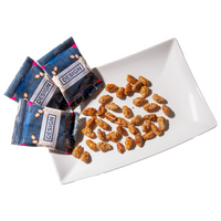 Mandeln, bedruckt, liegend auf teller