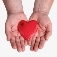 Hände die das Wärmekissen halten