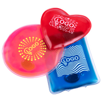 Gestapelte Wärnekissen in verschiedenen Formen und Farben, bedruckt