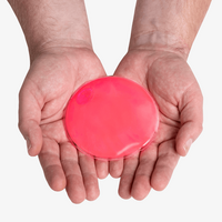 Hände die ein Wärmekissen in Kreisform halten