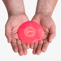 Hände die ein pinkes bedrucktes Wärmekissen halten