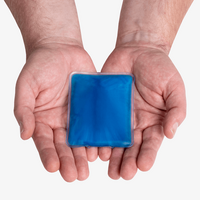 Hände die ein blaues Wärmekissen halten