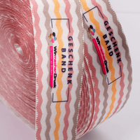 Geschenkband, farbig bedruckt, ausgerollt