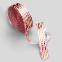 Geschenkband, farbig bedruckt, ausgerollt