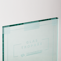 Glas Trophäe mittel mit Lasergravur, stehend