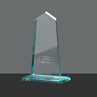 Trophae, mit gravur, stehend