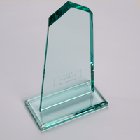 Trophae, mit gravur, stehend