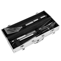 offener Koffer mit Grillbesteck 