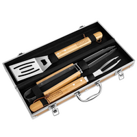 offener Koffer mit graviertem Grillbesteck