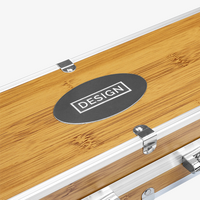 Nahaufnahme von graviertem Kofferemblem