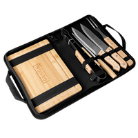 offene Tasche mit graviertem Grillbesteck, Schneidebrett und Messern 