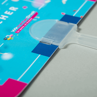 Handfächer, Dreieck Form mit Griff, farbig bedruckt mit Text, liegend