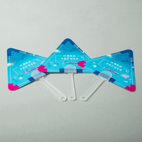 Handfächer, Dreieck Form mit Griff, farbig bedruckt mit Text, liegend