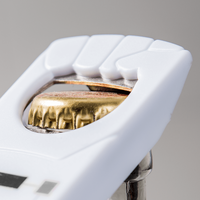 Flaschenöffner, bedruckt an Flasche