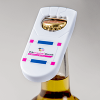 Flaschenöffner, farbig bedruckt an Flasche