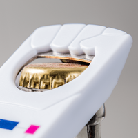 Flaschenöffner, farbig bedruckt an Flasche