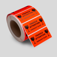 Hinweis Etikett, leuchtrot, auf rolle