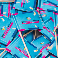 Fahne mit Holzpicker, farbig bedruckt, liegend