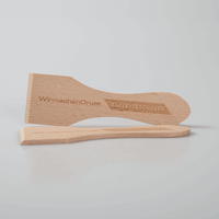 Racletteschaber aus Buchenholz mit Lasergravur, liegend