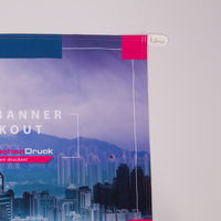 Textilbanner, farbig bedruckt, schwarze Rückseite geklappt mit Karabiner