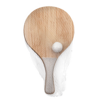 Schläger in Netzumverpackung mit Ball