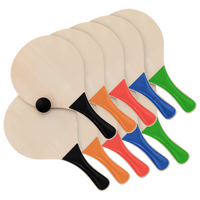 Schläger aufgereiht in verschiednen Farben 