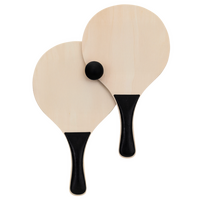 zwei Schläger mit schwarzem Griff und Ball