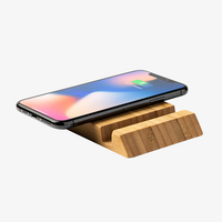 Induktive Ladestation aus Bambus mit Handyhalterung, Holz mit Handy liegend