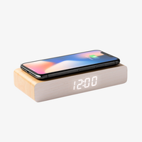 Induktive Ladestation aus Holz mit Uhrfunktion mit Handy