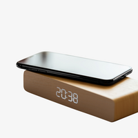 Induktive Ladestation aus Holz mit Uhrfunktion mit Handy