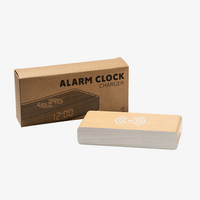 Induktive Ladestation aus Holz mit Uhrfunktion, eingepackt